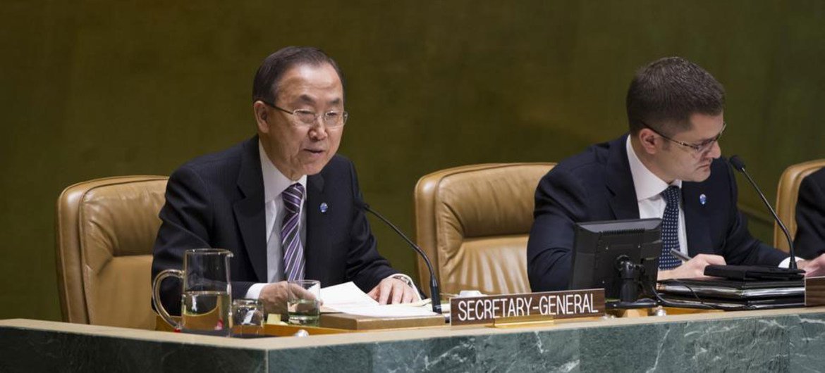Le Secrétaire général Ban Ki-moon et le Président de l'Assemblée générale, Vuk Jeremic, lors d'une réunion de l'Assemblée.