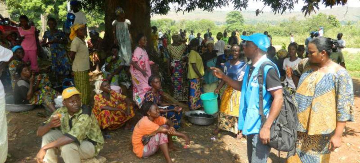 Des réfugiés en provenance de République centrafricaine patientent une distribution de vivres à Mobayi-Mbongo, en RDC.