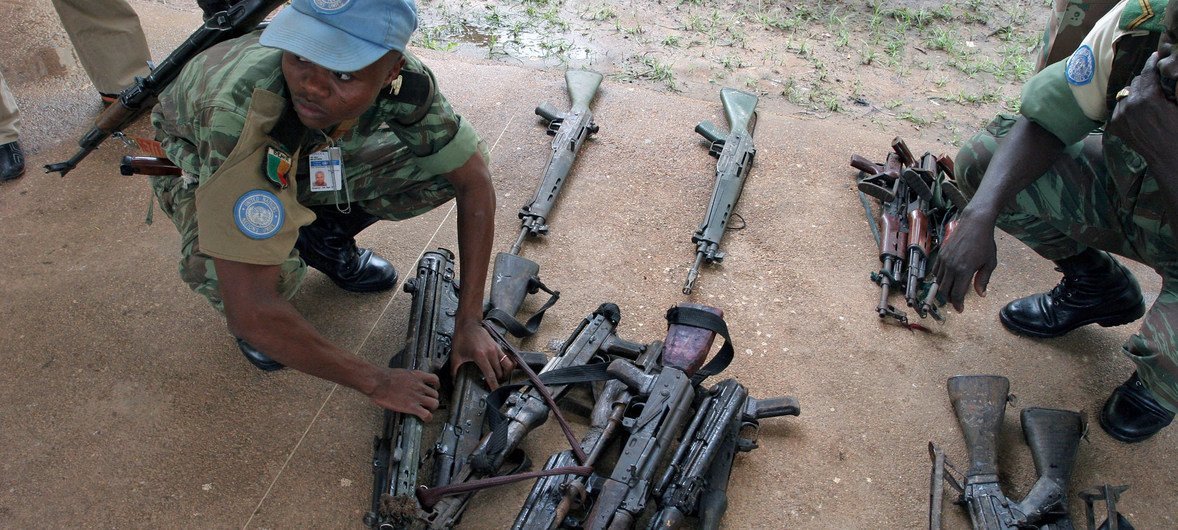 Soldado da paz em Côte d'Ivoire com armas de fogo apreendidas