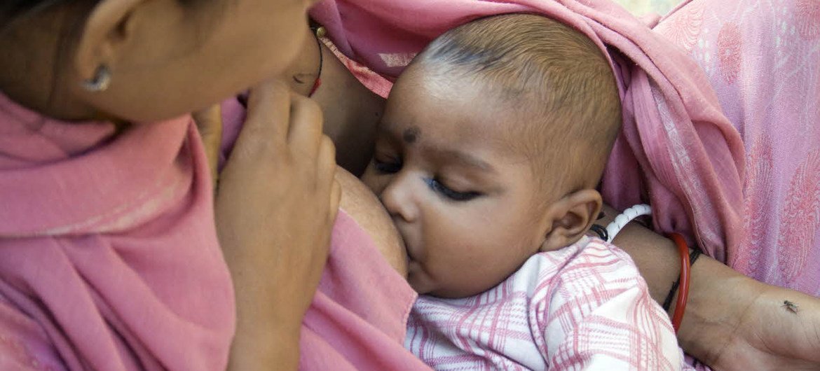 印度一名妇女在进行母乳喂养。