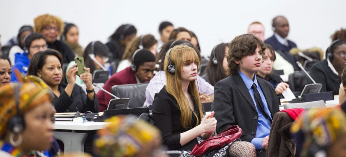Des jeunes participent à une réunion au Siège de l'ONU, à New York. Photo ONU/Mark Garten
