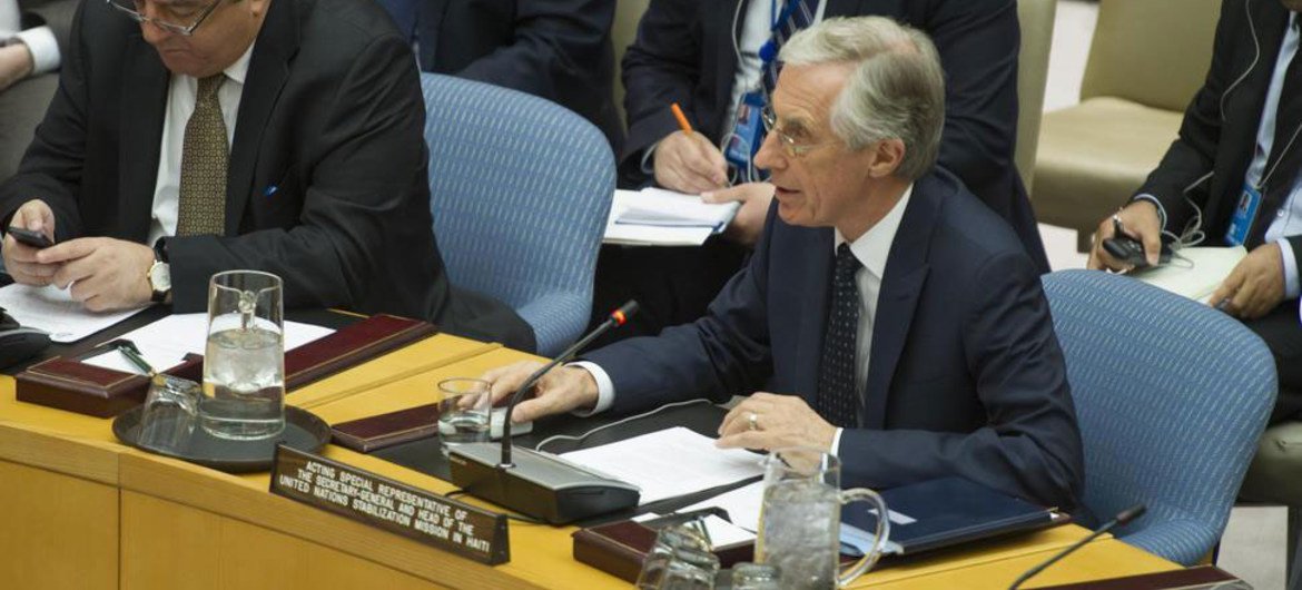 Acting Special Representative of the Secretary-General and head of the UN Stabilization Mission in Haiti (MINUSTAH), Nigel Fisher (right), briefs the Security Council.
