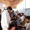 Des personnes déplacées s'enregistrent auprès du Haut Commissariat des Nations Unies pour les réfugiés (HCR) dans le camp de Jalozai, situé au Pakistan.