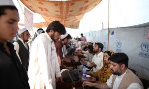 Des personnes déplacées s'enregistrent auprès du Haut Commissariat des Nations Unies pour les réfugiés (HCR) dans le camp de Jalozai, situé au Pakistan.