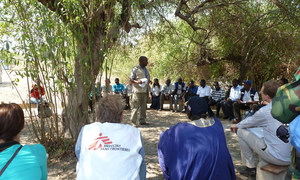عاملون في المجال الإنساني خلال اجتماع للتنسيق في ولاية جونقلي بجنوب السودان.