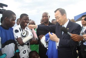 Secretary-General Ban Ki-moon (right) meeting with amputees during a visit to Sierra Leone in June 2010.