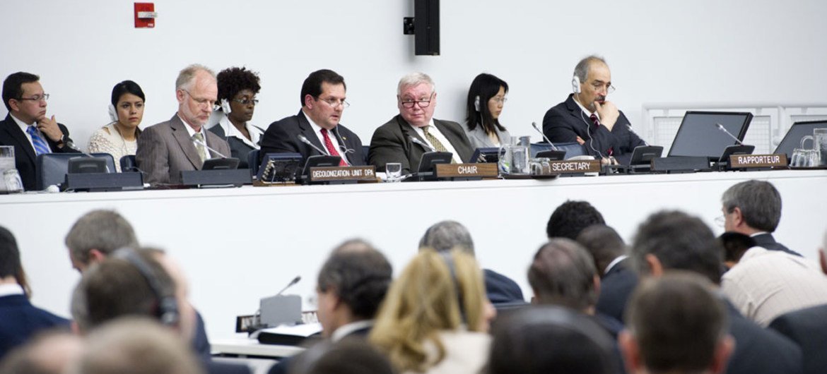 非殖民化问题委员会召开会议，讨论福克兰/马尔维纳斯群岛主权争议问题举行会议。联合国/Evan Schneider