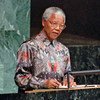 1995 में संयुक्त राष्ट्र की 50वीं वर्षगाँठ के अवसर पर यूएन महासभा को सम्बोधित करते हुए राष्ट्रपति नेलसन मण्डेला (अक्टूबर 1995)