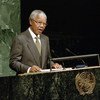 नेलसन मंडेला 1994 में संयुक्त राष्ट्र महासभा के 49वें सत्र को संबोधित करते हुए.