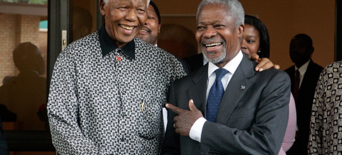 Encontro entre o ex-secretário-geral da ONU, Kofi Annan, e o ex-presidente sul-africano Nelson Mandela em Houghton, Johanesburgo, em março de 2006.