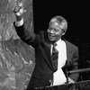 曼德拉作为当时的南非非洲人国民大会副主席，在大会堂向反对种族隔离特别委员会发表讲话时举起拳头。