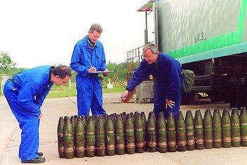 Des inspecteurs de l’Organisation pour l’interdiction des armes chimiques (OIAC) examinent des obus. Photo OIAC