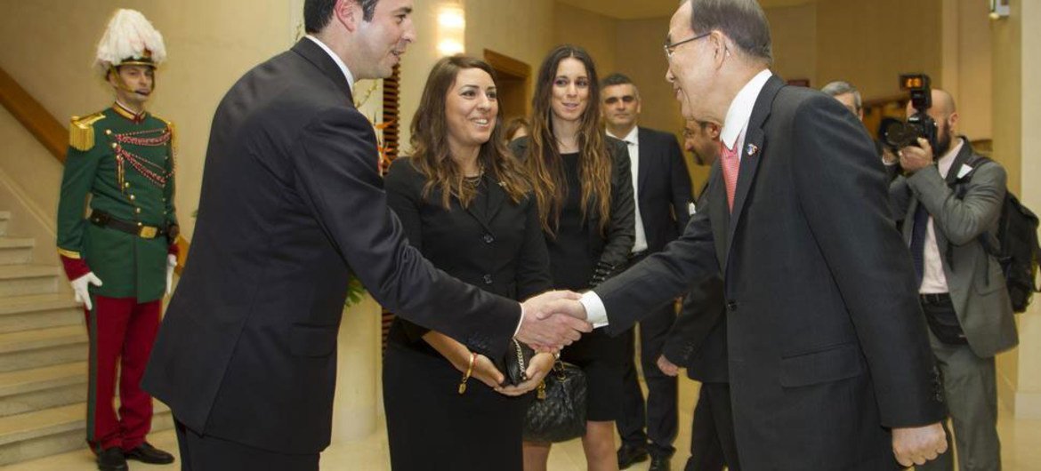 Secretary-General Ban Ki-moon (right) greeting the Captains Regent Teodoro Lonfernini I and Denise Bronzetti at the Palazzo Pubblico in San Marino.
