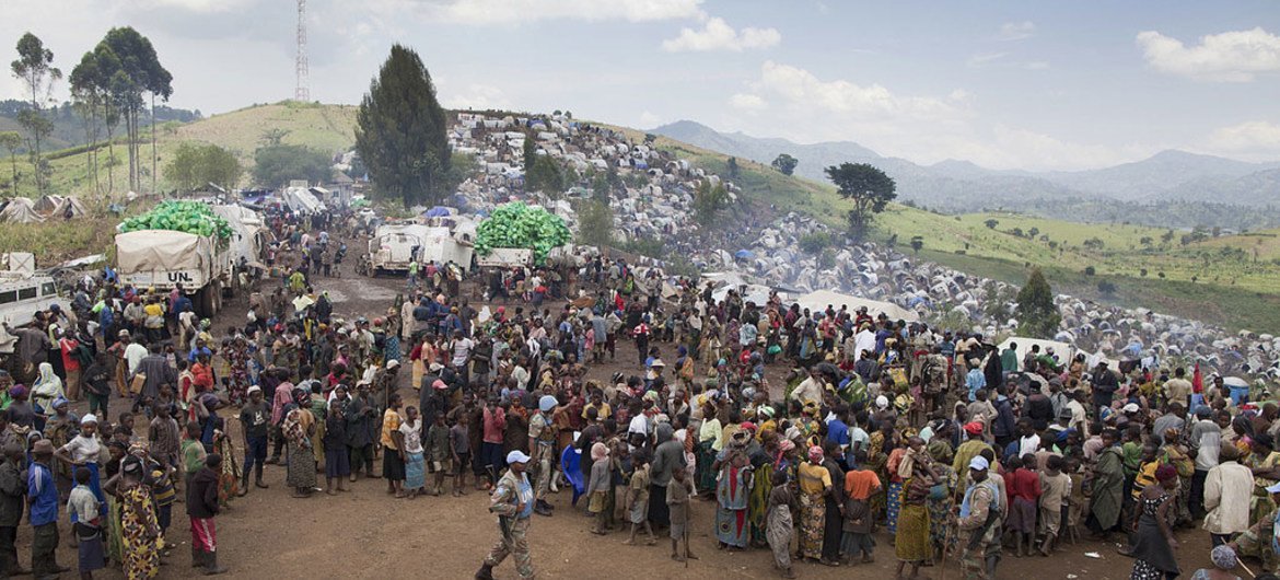 Des personnes déplacées attendent une distribution alimentaire à proximité de la base de la MONUSCO à Kitchanga.