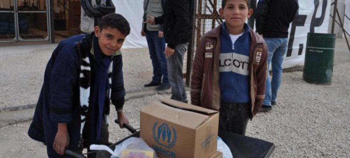 Deux garçons syriens recoivent des denrées alimentaires du PAM.