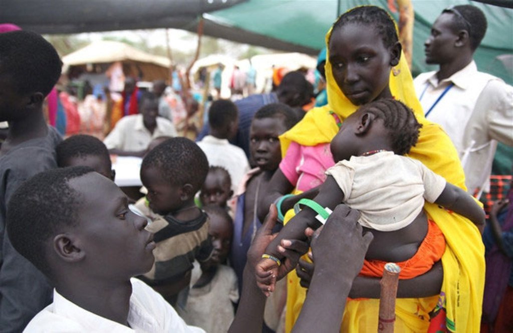 Des réfugiées en provenance de l'état du Nil bleu, au Soudan, patientent dans une clinique du Soudan du Sud pour faire vacciner leurs enfants contre la rougeole.