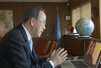 Le Secrétaire général Ban Ki-moon parle sur Skype avec Malala Yousafzai, la jeune Pakistanaise qui s'est faite la championne du droit des filles à l'éducation.