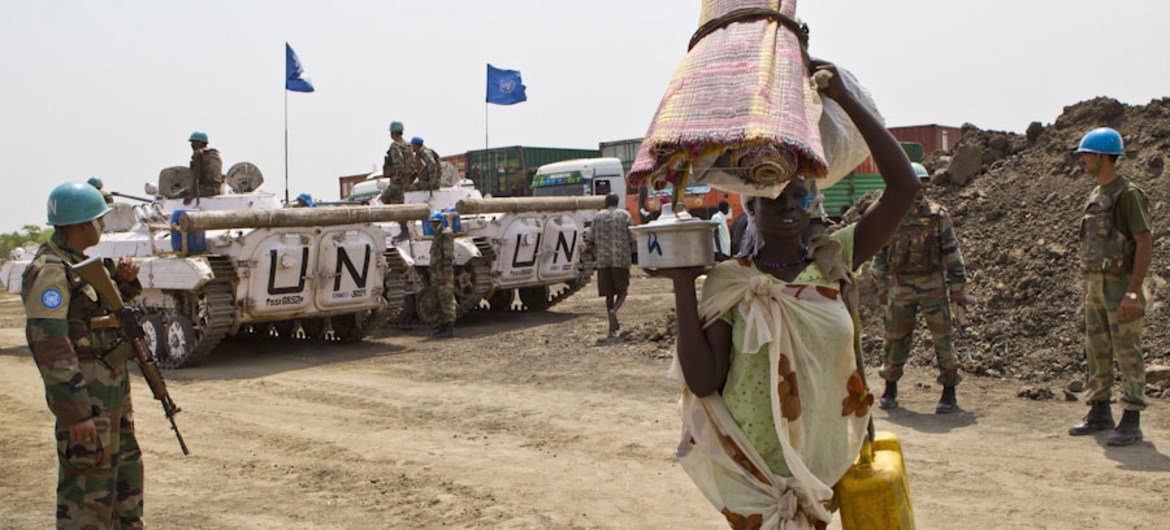 Des Casques bleus de l'ONU offrent une protection à des résidents de l'état de Jonglei, au Soudan du Sud.