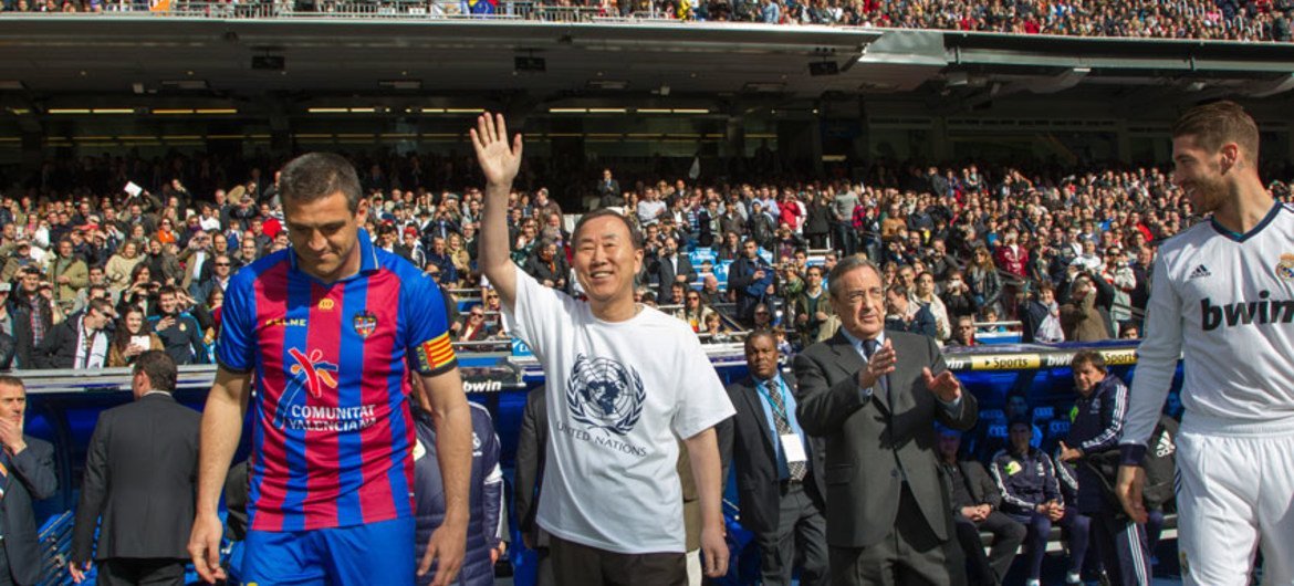 Secretary-General Ban Ki-moon waves at the crowd before kicking off the Real Madrid/Levante match in Madrid, Spain.