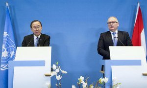 Secretary-General Ban Ki-moon (left) and Foreign Minister Frans Timmermans of the Netherlands a joint press conference.