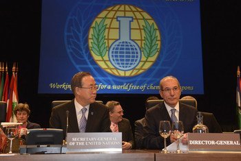 Secretary-General Ban Ki-moon (left) and Director-General of the Organization for the Prohibition of Chemical Weapons (OPCW) Ahmet Üzümcü.
