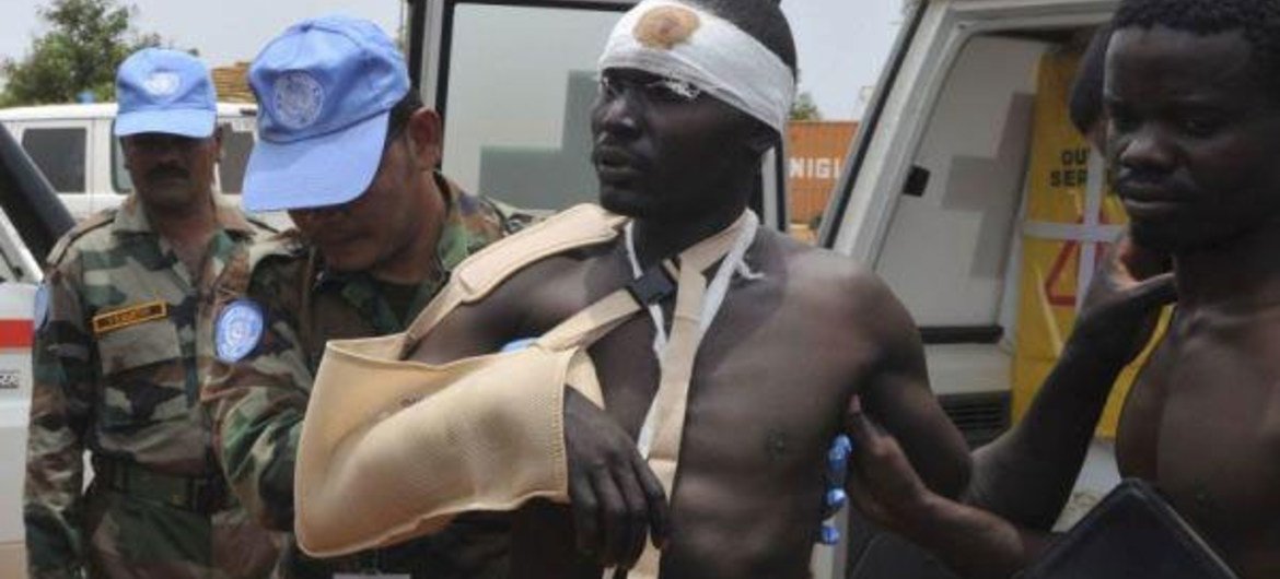Un civil blessé arrive à Juba après une embuscade tendue à un convoi de la MINUSS par des individus non identifiés, près de Gumurk, dans l'état de Jonglei, le 9 avril.