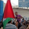 لاجئون فلسطينيون يتظاهرون أمام مكاتب الأونروا في قطاع غزة.