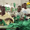 عمال في مجمع صناعي في بورت أو برنس، هايتي. من صور الأمم المتحدة / إسكندر  ديبيبى