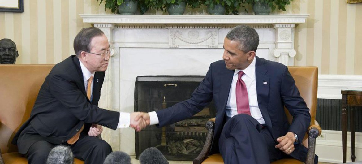 Secretary-General Ban Ki-moon (left) meets with President Barack Obama of the US at the White House.