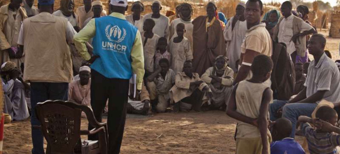 Le personnel du HCR s'entretient avec des réfugiés en provenance du Darfour dans la ville tchadienne de Tissi.