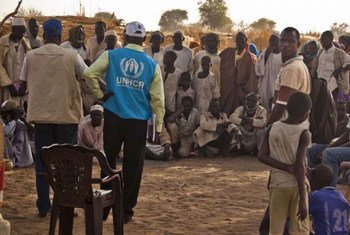 UNHCR staff meet with refugees from Darfur in the Chadian town of Tissi. UNHCR/M. Antoine