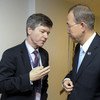 Le Secrétaire général Ban Ki-moon et son conseiller special pour les OMD, Jeffrey Sachs. Photo : ONU/Evan Schneider