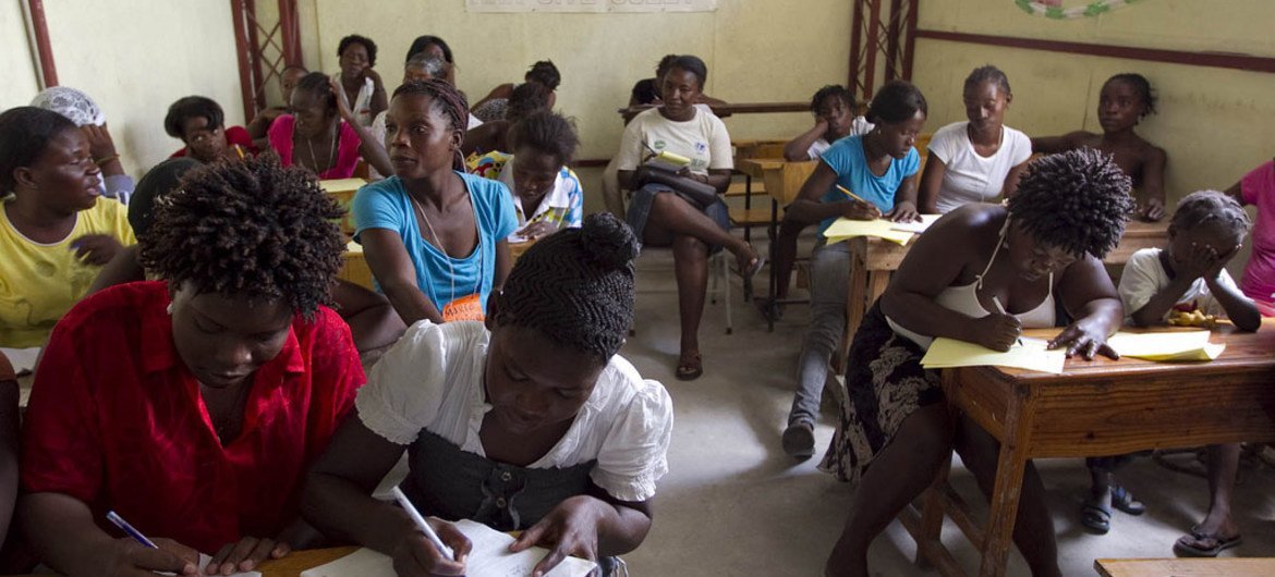 Mujeres en una escuela en Cité Soleil, Haiti.Foto: MINUSTAH/Logan Abassi