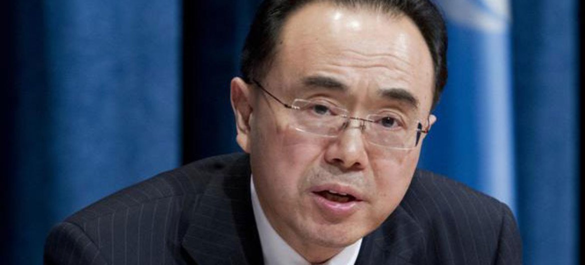 Le chef de l’unité de surveillance économique du Département des affaires économiques et sociales de l’ONU, Pingfan Hong.