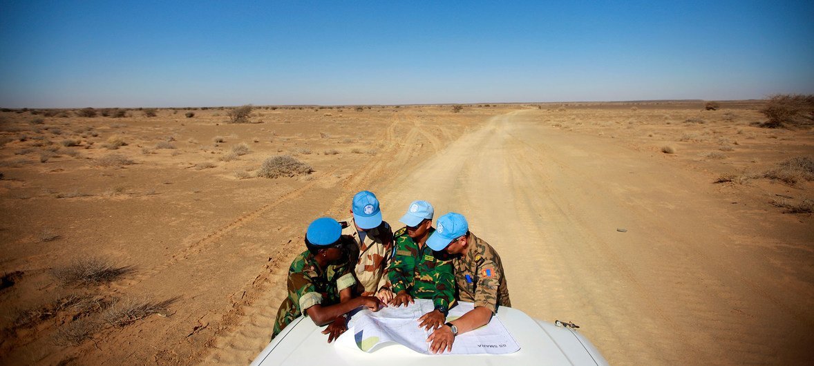 联合国西撒特派团（MINURSO）的维和人员在西撒哈拉的斯马拉（Smara）地区执行任务。