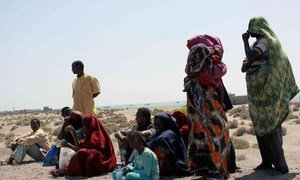 Des réfugiés somaliens se reposent sur une plage au Yémen après avoir franchi le golfe d'Aden (archive)