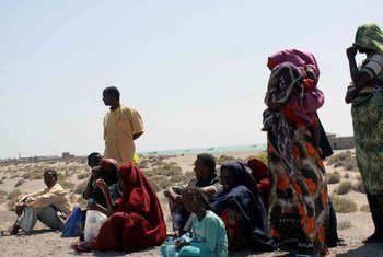 Des réfugiés somaliens se reposent sur une plage au Yémen après avoir franchi le golfe d'Aden.