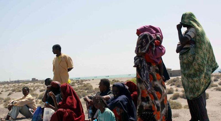 Refugiados somalíes en la costa de Yemen, tras el peligroso viaje por mar.
