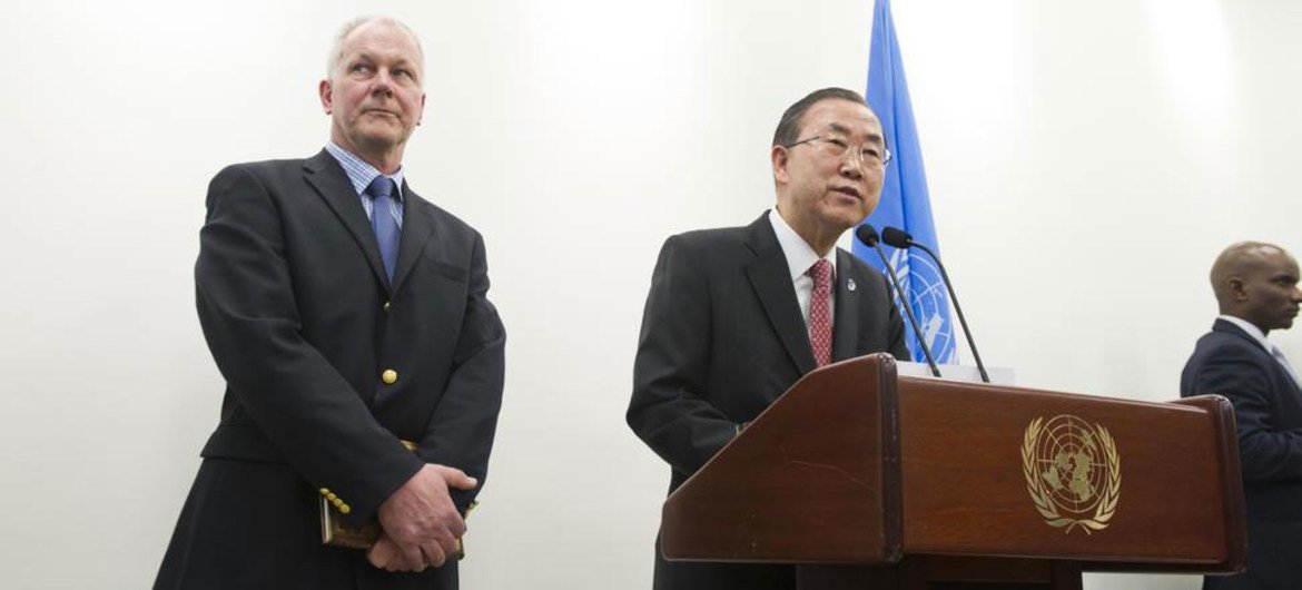Secretary-General Ban Ki-moon (at lectern) speaks to reporters before his meeting with Åke Sellström (left), head of the UN technical mission to investigate the possible use of chemical weapons in Syria.