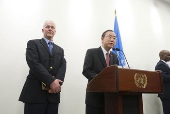 Le Secrétaire général Ban Ki-moon (au pupitre) s'adresse aux journalistes avant de s'entretenir avec Åke Sellström (à gauche), le chef de la mission d'enquête sur les allégations d'emploi d'armes chimiques en Syrie.