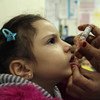 طفلة تحصل على جرعة من لقاح شلل الأطفال الفموي في أحد المراكز الصحية في دمشق خلال حملة التحصين التي تدعمها اليونيسف ضد شلل الأطفال والحصبة. تصوير اليونيسف / حلبي