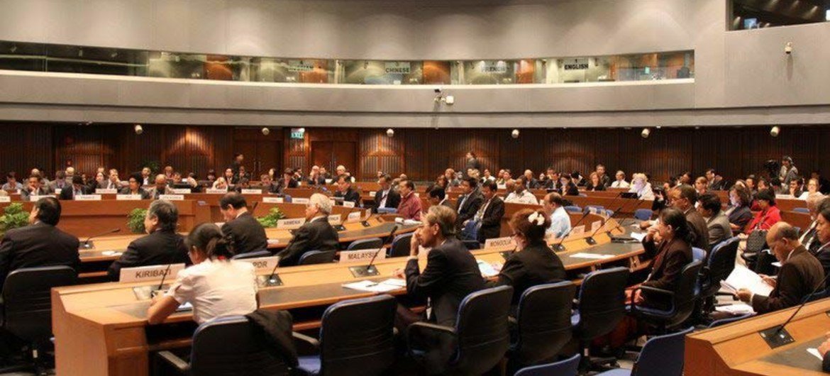 Les participants à une table ronde organisée par la CESAP à Bangkok, en Thaïlande.