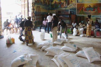 Au centre communautaire Don Bosco, situé à Bangui, le PAM distribue des rations alimentaires aux Centrafricains déplacés.