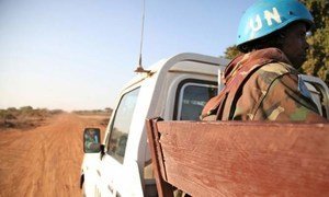 Un Casque bleu de la Force intérimaire de sécurité des Nations unies pour Abyei (FISNUA).