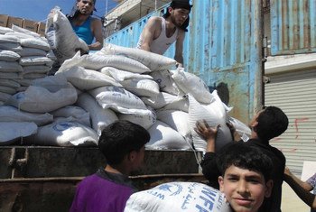 A WFP food delivery being offloaded in Aleppo, Syria.