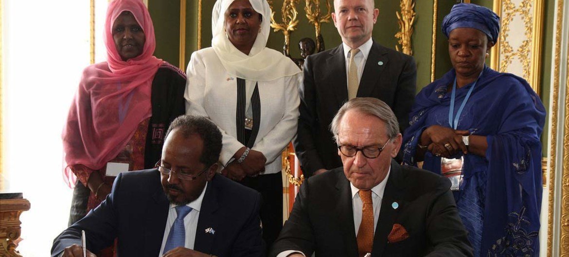 Le Vice-Secrétaire général de l'ONU, Jan Eliasson, et le Président somalien Hassan Sheikh Mohamud.