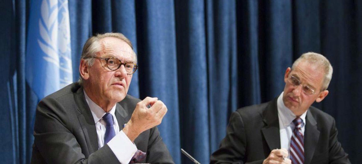 Le Vice-Secrétaire général de l'ONU, Jan Eliasson, en conférence de presse aux côtés du porte-parole de l'ONU, Martin Nesirky.