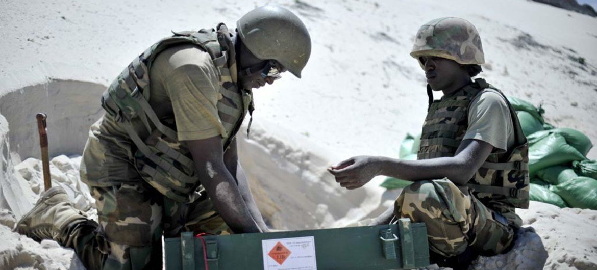 Deux soldats de la Mission de l'Union africaine en Somalie (AMISOM). Photo ONU/Tobin Jones