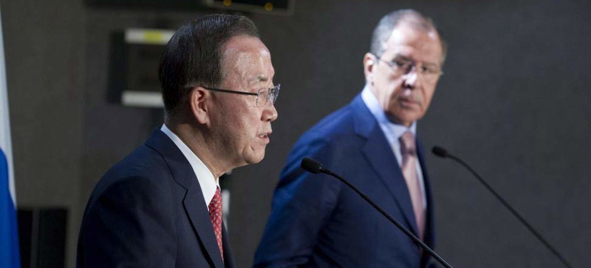 Le Secrétaire général, Ban Ki-moon, en conférence de presse avec le Ministre des affaires étrangères, Sergey Lavrov. Photo ONU/Eskinder Debebe