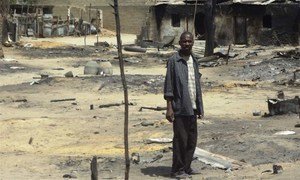 Un homme devant sa maison détruite à Baga dans l'état de Borno au Nigéria.
